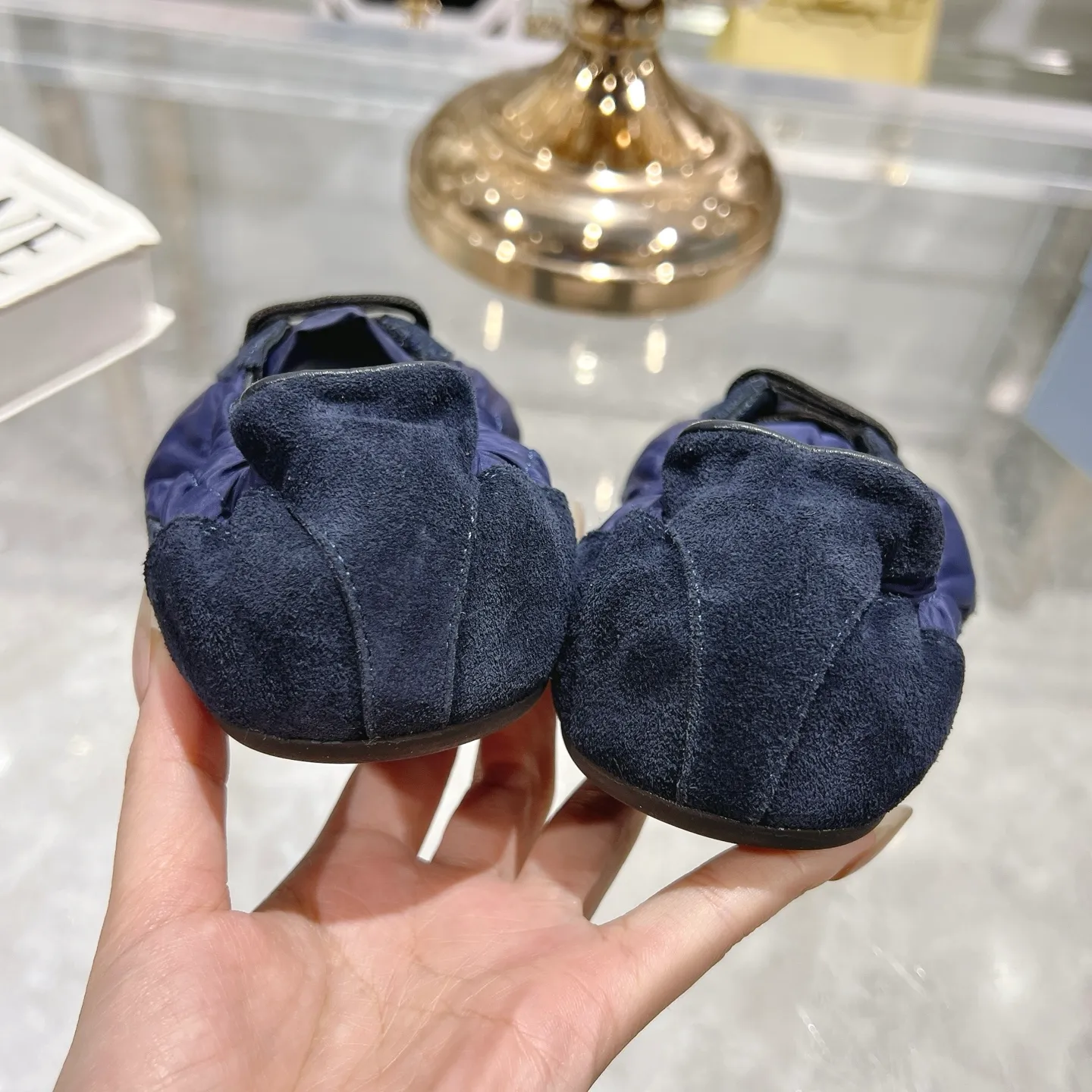 👟👟Ex-factory price 520👟👟Men's size +10 Couple style🎆Prada's new moral training shoes. The upper is suede with texture, and the inner sheepskin is wrapped. It is soft and waxy🎆The insole is thickened with lambskin. It is extremely comfortable to step on, has a sense of support, and feels well wrapped. The shoe shape is full of wrapping, light and easy to wear. A practical casual shoe that makes your legs appear taller! White is clean and refreshing, needed all year round, and can be easily worn with skirts and pants. Upper: imported suede/original molded fabric. Lining: sheepskin. Outsole: rubber outsole! Code number: 35-41 Color: burgundy blue brown green dark green yellow black red gray 9 colors available